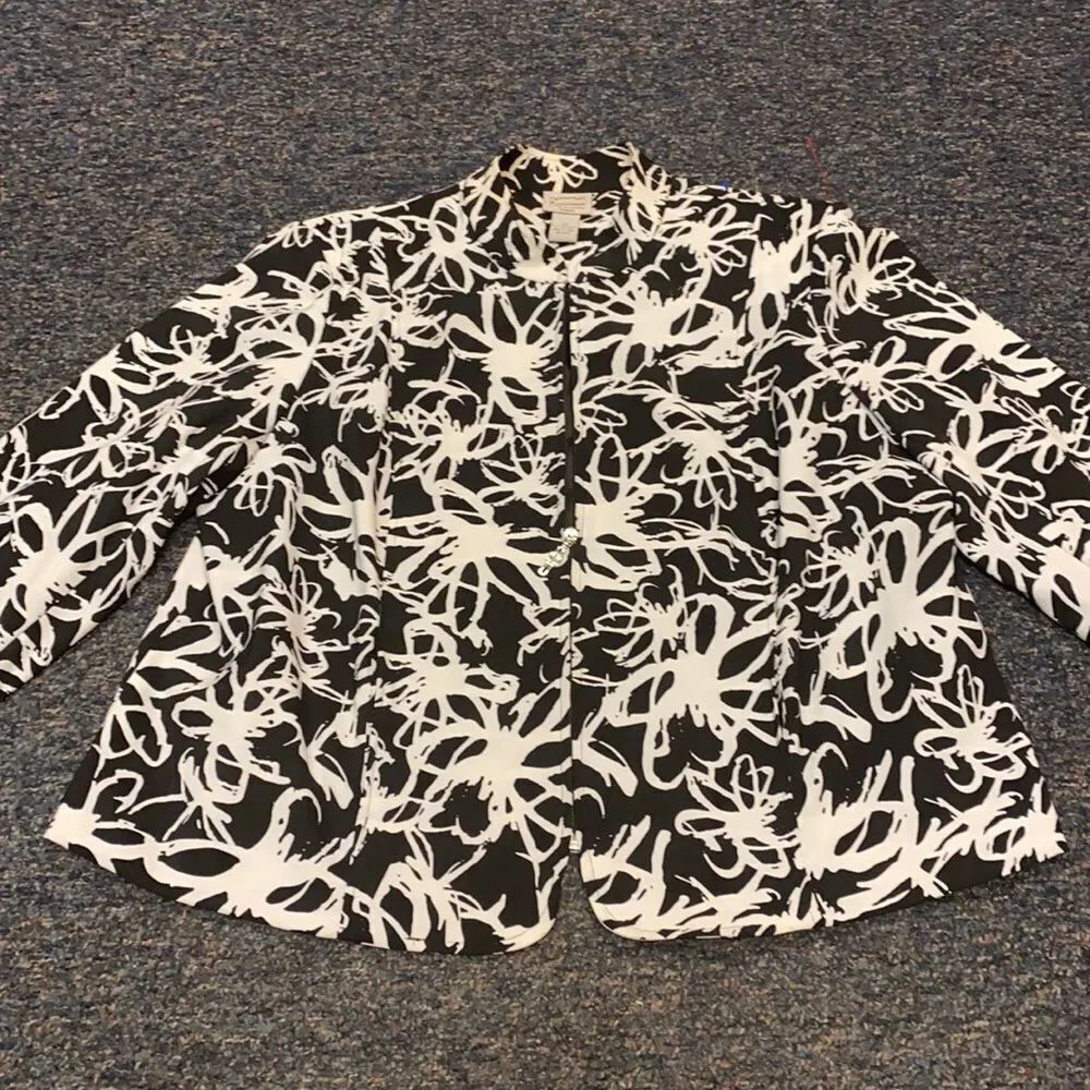 Renaissance Black and White Zip up Blazer sz. 2X